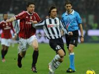 星空体育-AC米兰客场憾平尤文图斯，保持领先优势