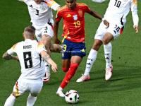 星空体育-欧洲杯赛场上球员身体对抗激烈