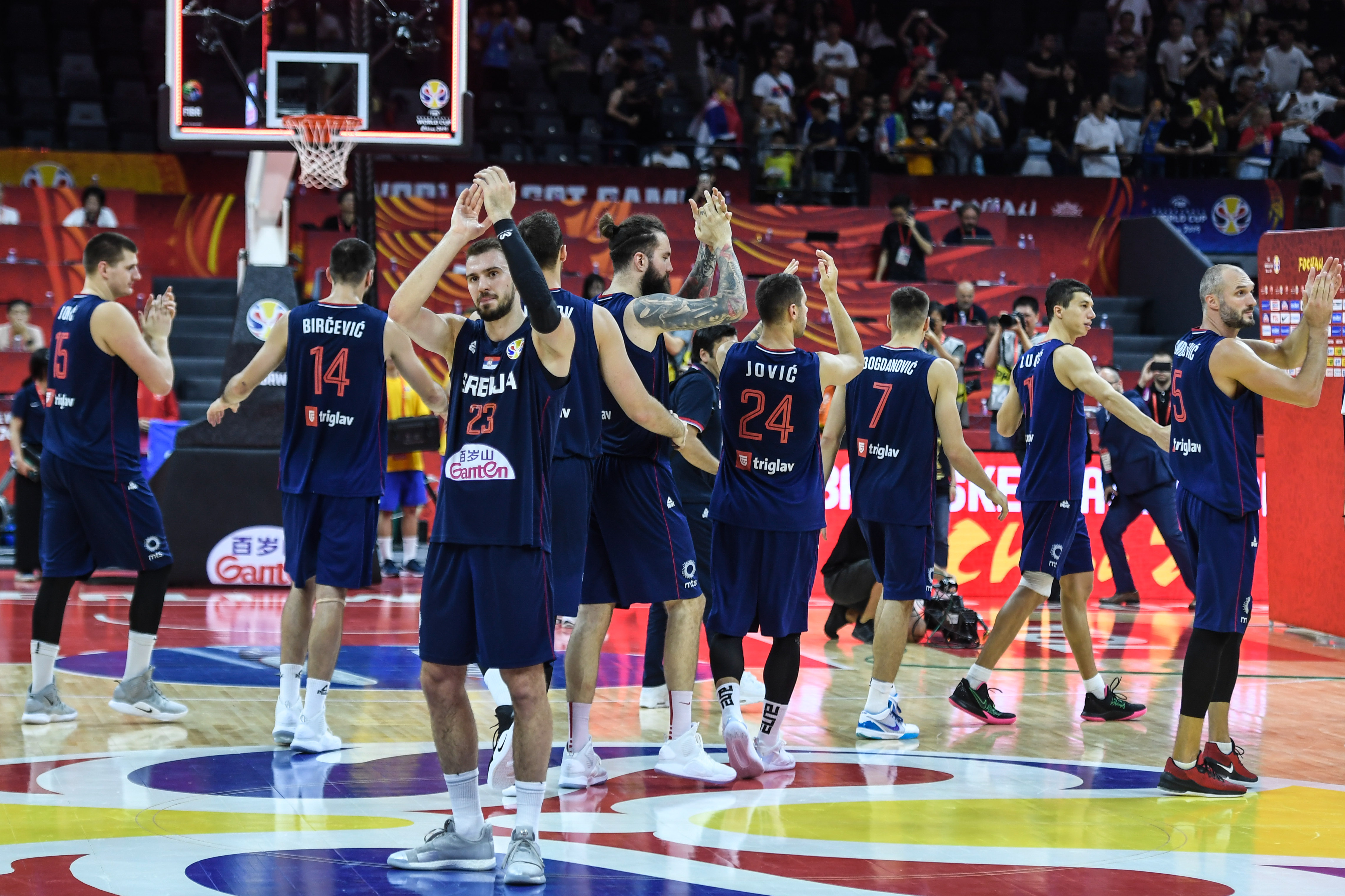 激烈角逐!球员们为胜利而拼搏 激烈角逐!球员们为胜利而拼搏