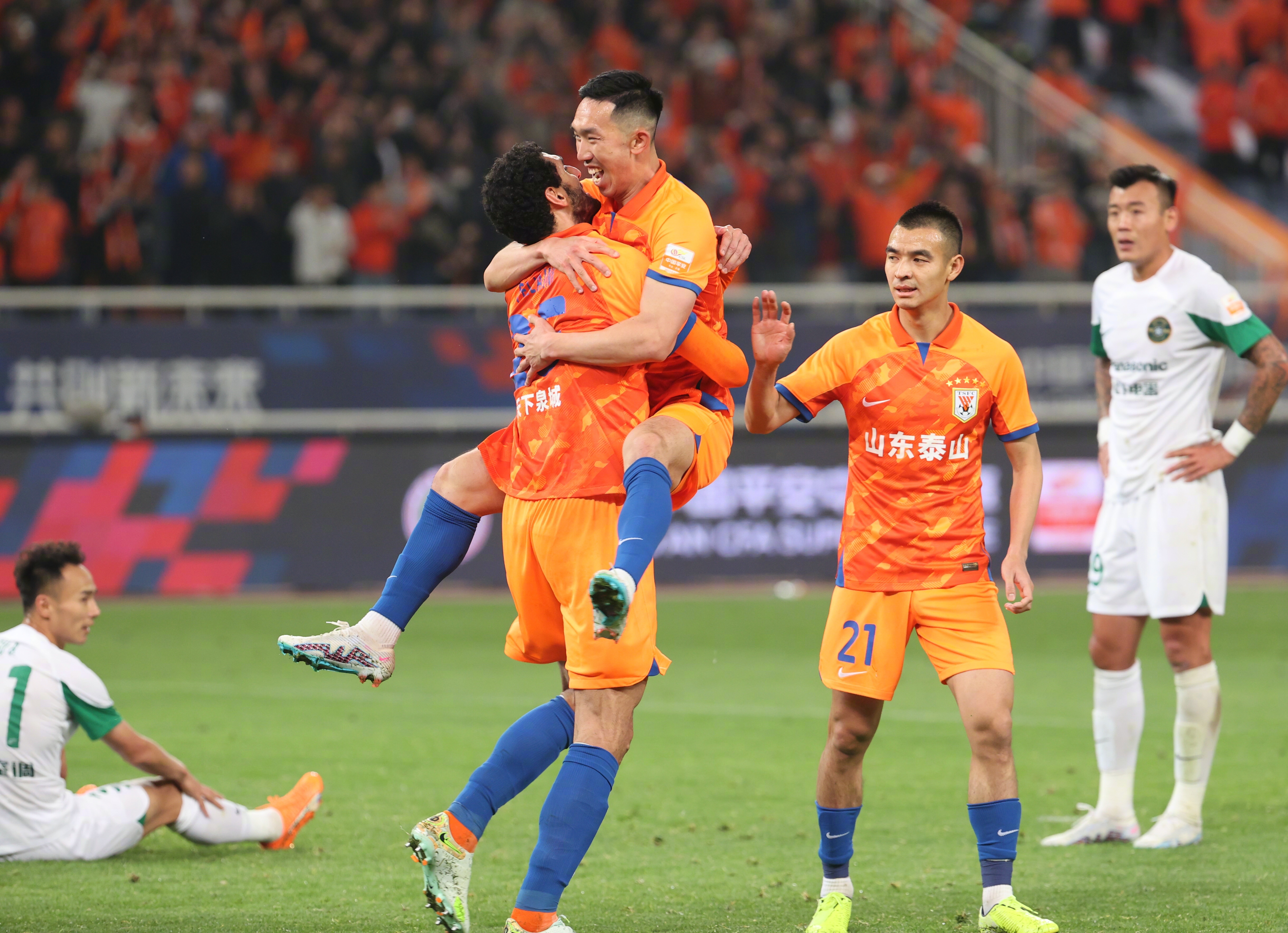 重庆队主场输给山东,全队精神状态受挫 重庆队主场输给山东,全队精神状态受挫