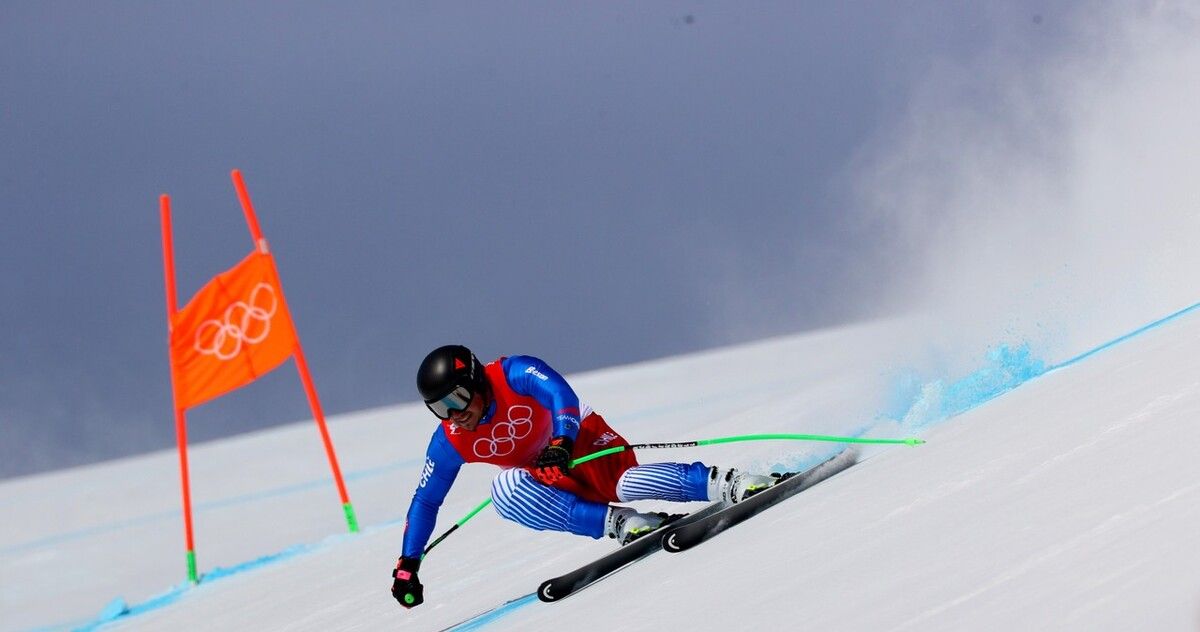 瑞士滑雪选手雪中漫步达终点