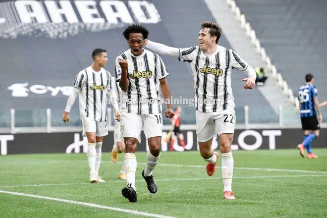 尤文图斯对国际米兰南京大战，C罗梅西双响引发球迷狂热