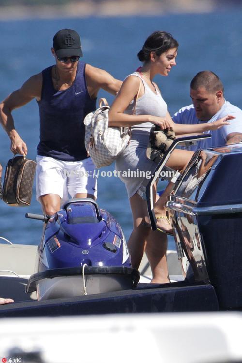 C罗与女友家里开热气，将挺入佳境？