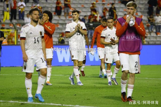 欧国联胜利狂欢现场，球队庆祝姿势搞怪