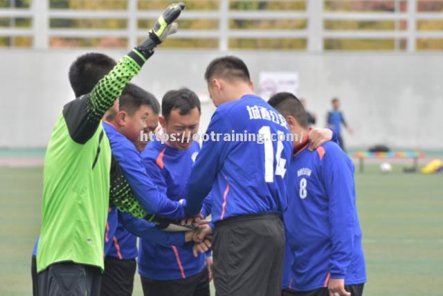 比赛中球队的默契配合展现出团队精神