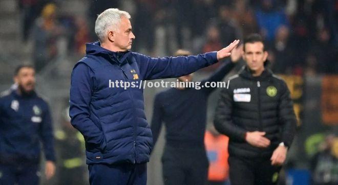 穆里尼奥赛后怒斥球员表现，要求改善