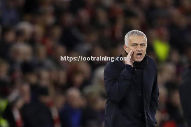 穆里尼奥赛后怒斥球员表现，要求改善