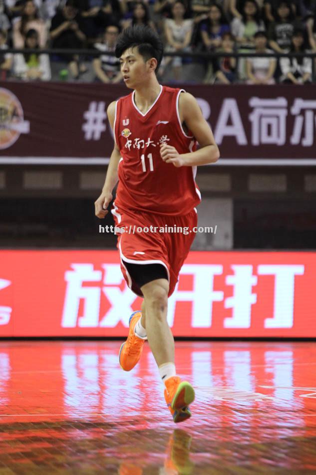 内地篮球赛事近期球员表现抢眼