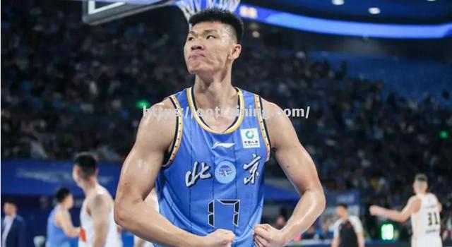 内地篮球赛事近期球员表现抢眼