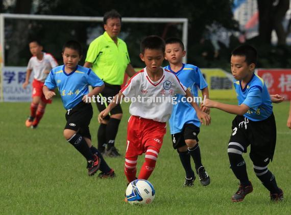 足球比赛上演了一出精彩的剧情