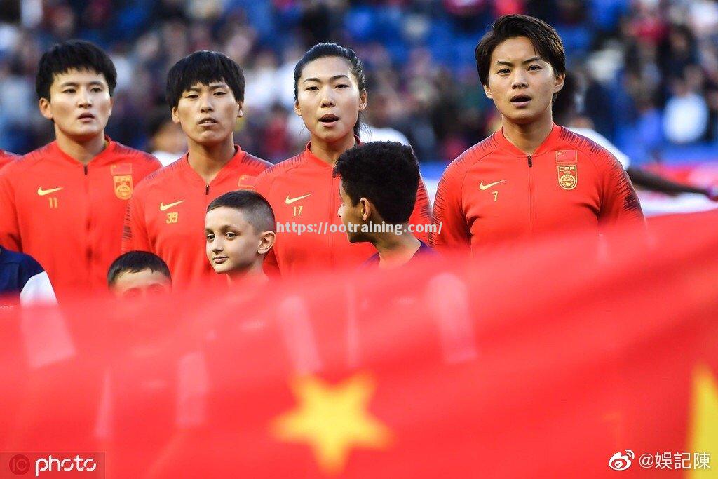 中国队在女足比赛中力挫强敌，夺得胜利
