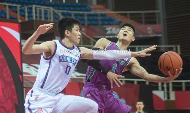 天津男篮在球场上展现实力，积分大增