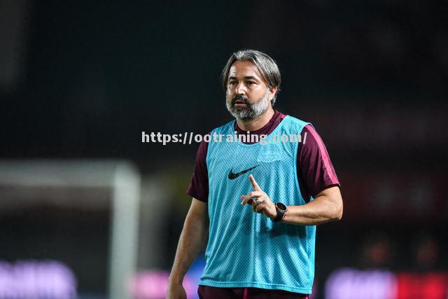 青岛队新外援表现抢眼,成为球队核心 青岛队新外援表现抢眼,成为球队核心