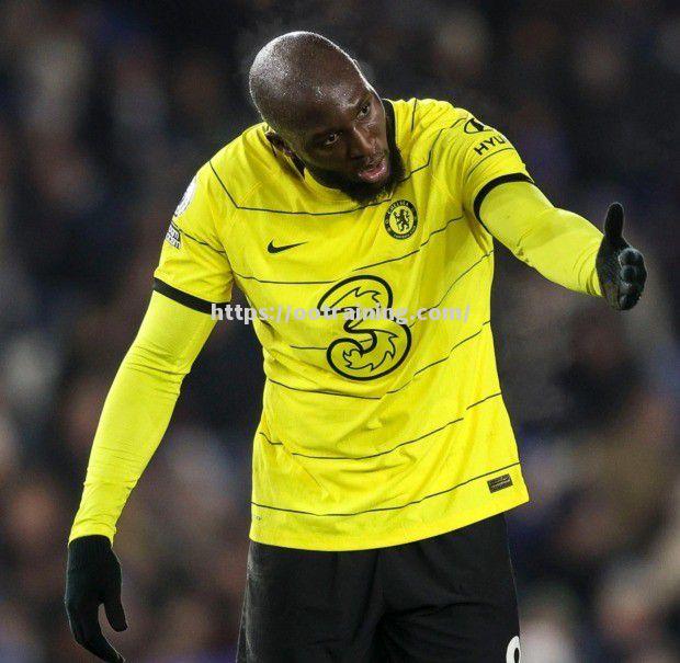 卢卡库在关键比赛中射入制胜球