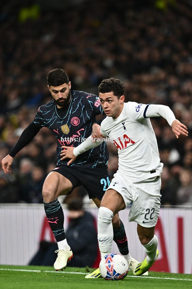 曼城门将表现神勇,力保球门不失 曼城门将表现神勇,力保球门不失