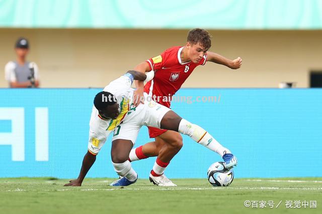 波兰直落两球逆转，绝杀北马其顿，晋级欧预赛决赛