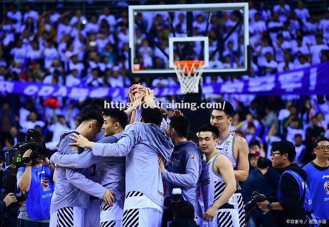 广厦男篮全员发威，势不可挡地向前冲击