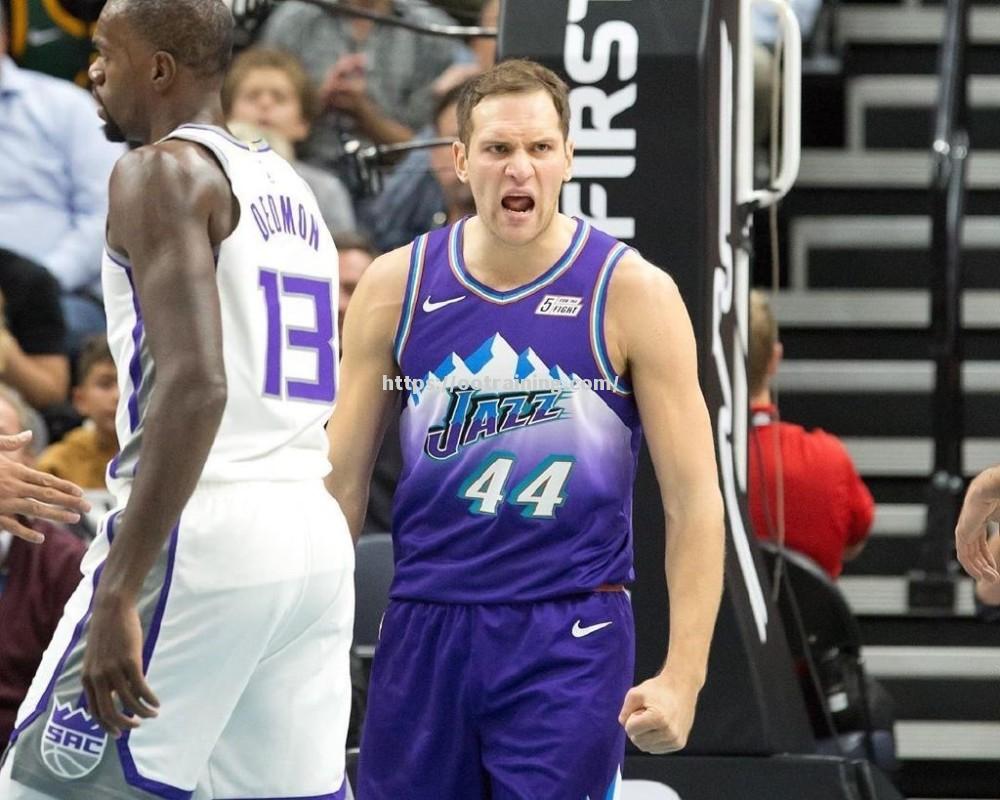 爵士队老将表现出色，领导球队前进