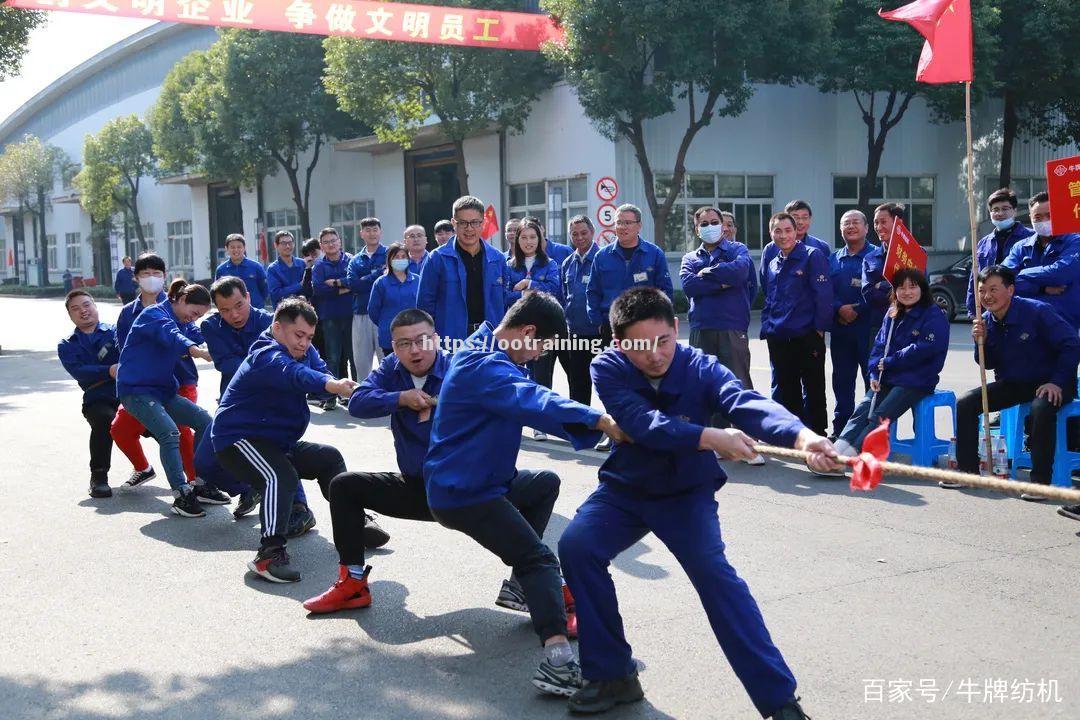 队员们在比赛中奋力拼搏，饮誉胜利！