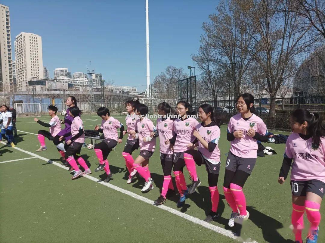 足球比赛中女性选手斩获优异成绩
