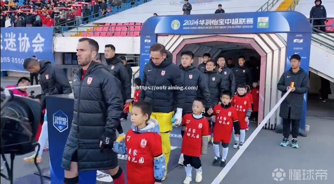 重庆队主场失利,陷入保级漩涡 重庆队主场失利,陷入保级漩涡