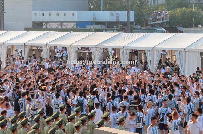 足球联赛中一幕幕精彩时刻让人心潮澎湃 足球联赛中一幕幕精彩时刻让人心潮澎湃