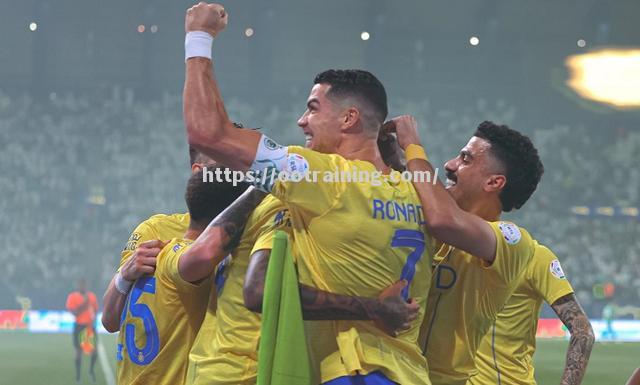 沙特球队庆祝胜利向前进发力