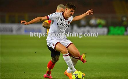 传统强队在赛场上表现出众,再次引领足球风潮 传统强队在赛场上表现出众,再次引领足球风潮