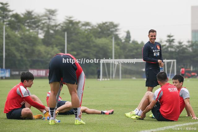 传统强队在赛场上表现出众,再次引领足球风潮 传统强队在赛场上表现出众,再次引领足球风潮