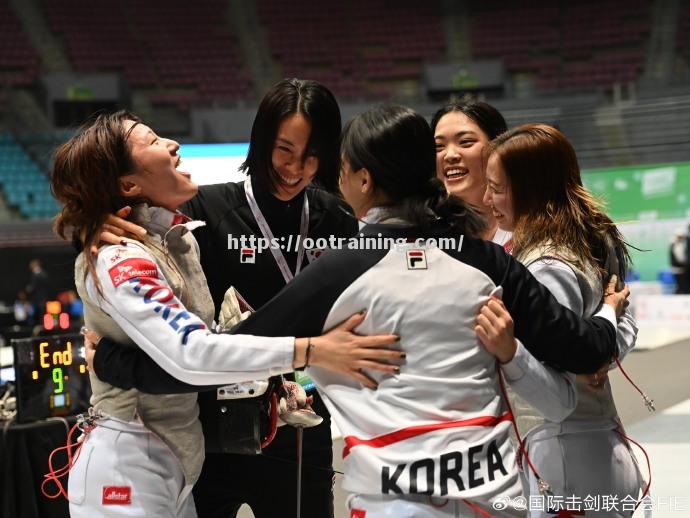 韩国选手在剑击比赛中获得铜牌