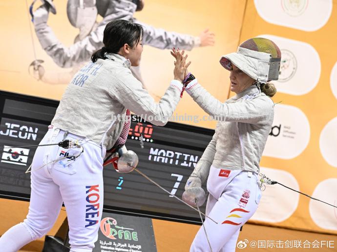 韩国选手在剑击比赛中获得铜牌