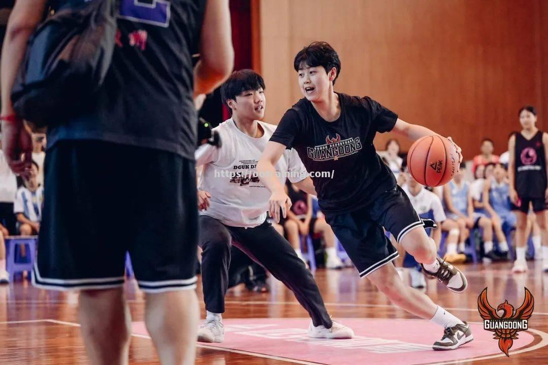 朗斯队员备战艰巨,目标三分 朗斯队员备战艰巨,目标三分