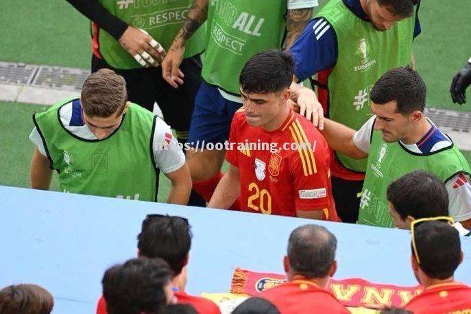 西班牙球员受伤离场,队友现场帮助引关注 西班牙球员受伤离场,队友现场帮助引关注