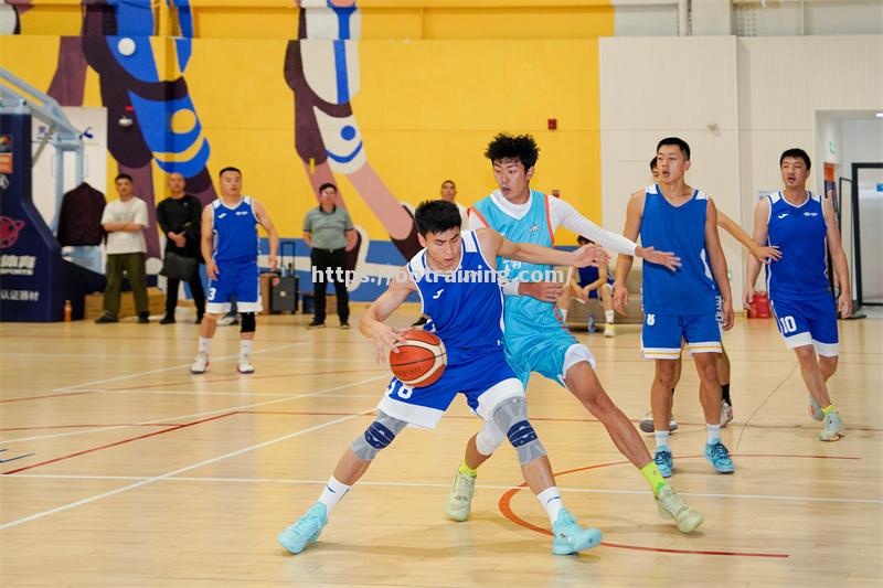 篮球场上激烈角逐，球员拼尽全力