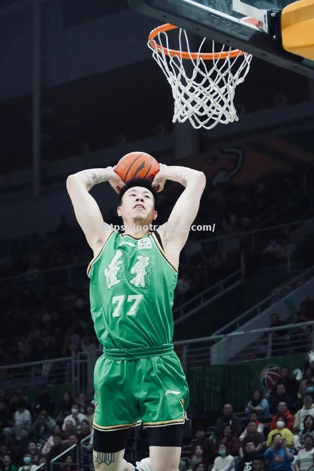 篮球场上激烈角逐，球员拼尽全力