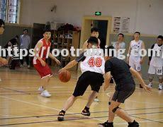 密德尔镇球场紧张交锋，争分夺秒