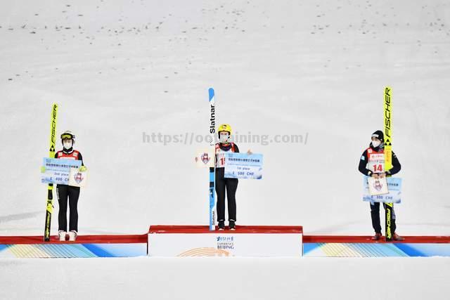 乌克兰选手夺魁成功，登领奖台