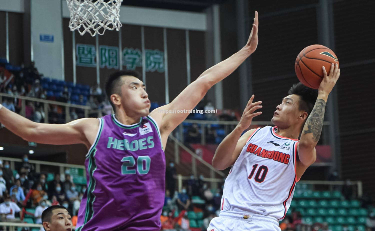 山东队客场挑战江苏，山东队中锋表现出色