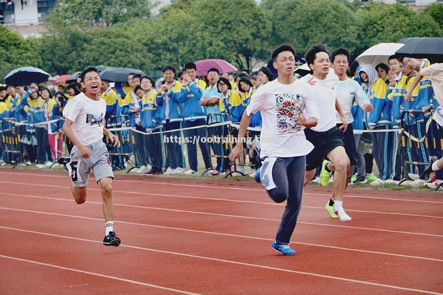 战况白热化，球员们在场上奋力拼搏