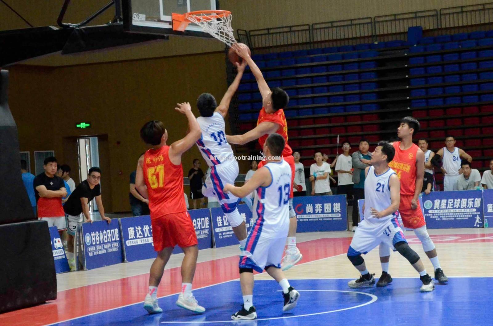 球员们在比赛中展现出超乎想象的篮球技艺，赢得喝彩