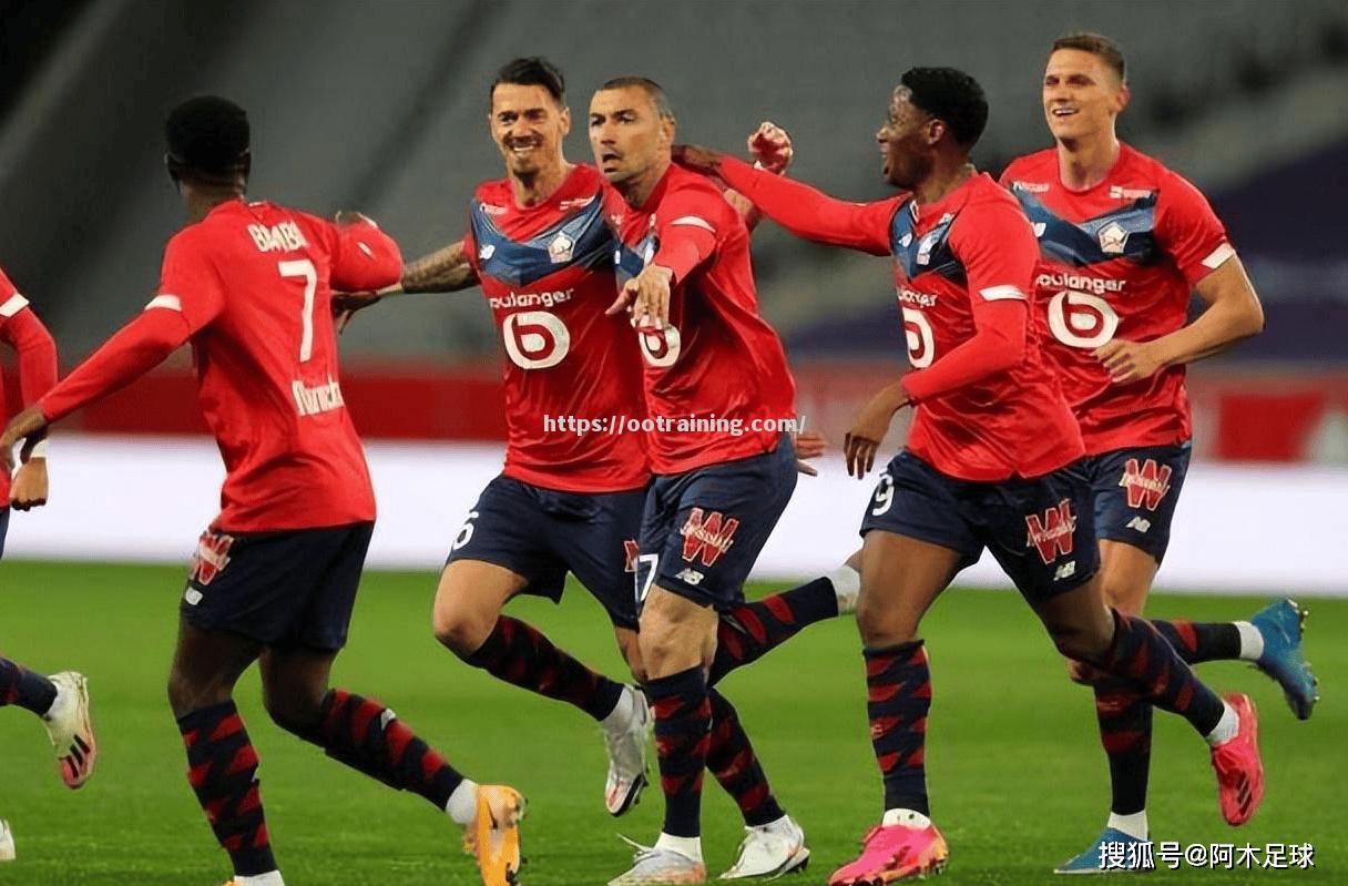 足球职业联赛中一场关键战役上演，球队实力悬殊