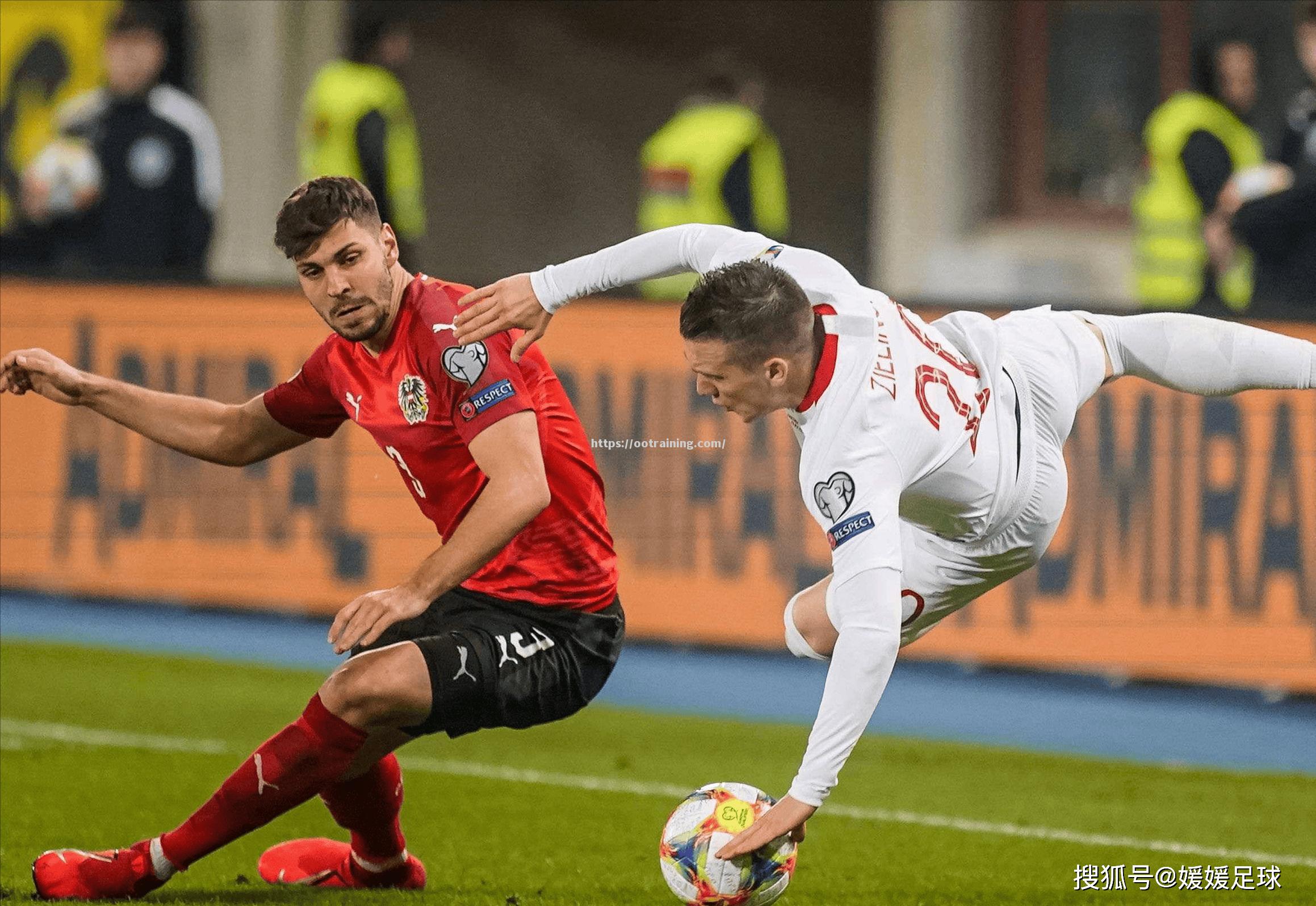 国际足球比赛中球员们展现出全力以赴的拼搏态度